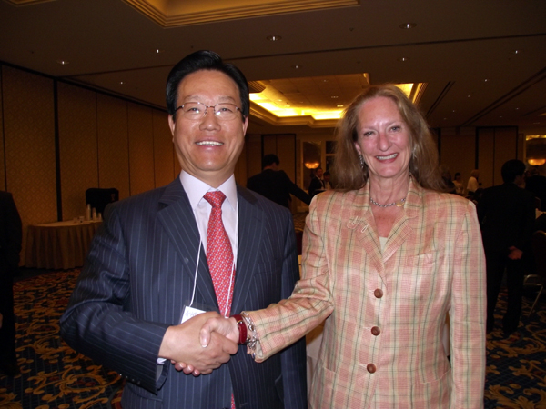 구리시는 구리월드디자인센터를 유치하기 위해 지난 16일(현지시간) 미국 라스베이거스 베네치안 호텔 카사노바룸에서 국제자문위원회를 개최했다.(사진은 박영순 구리시장(왼쪽)과 미셸핀의장이 기념촬영을 하고있다.)