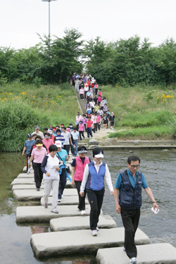 안양시는 오는 25일 '시민건강 안양천 걷기대회'를 학운공원에서 개최한다. 사진은 지난 3월에 열린 걷기대회 모습.