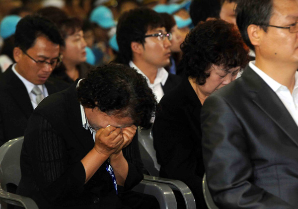 29일 오전 평택시 해군 제2함대 사령부에서 열린 제2연평해전 9주년 기념식에서 국민의례 도중 당시 북한 해군함정과의 교전중 순직한 장병의 유족들이 눈물을 훔치고 있다./이준성기자 oldpic316@
