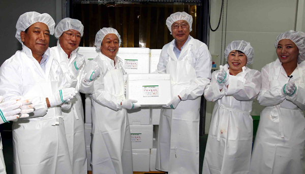  4일 화성시 소재 농협김치공장에서 ‘사랑나눔 김치 담그기’ 행사가 열려 서규용 농림수산식품부 장관(왼쪽 세번째)등 농림수산식품부 관계자들과 농협·소비자단체협의회 임원들이 담근 김치를 전국푸드뱅크 관계자에게 전달하고 있다. 이날 담근 김치는 배추 1000포기 분량으로 전국푸드뱅크를 통해 소년소녀 가장 등 소외된 이웃 200가구에 전달할 예정이다.