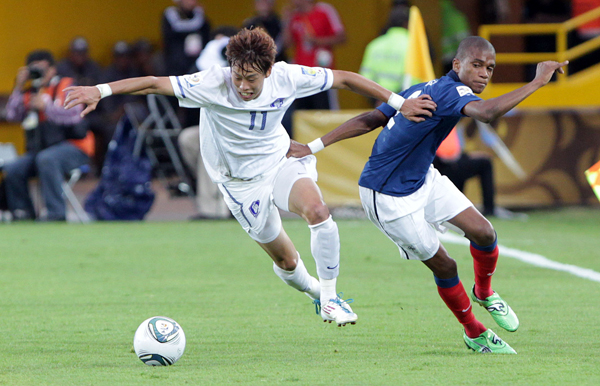 3일 오전(한국시각) 콜롬비아 보고타 에스타디오 엘 캄핀 경기장에서 열린 국제축구연맹(FIFA) U-20 월드컵 조별리그 2차전 한국과 프랑스 경기에서 김경중이 프랑스 수비를 돌파하고 있다./연합뉴스