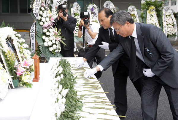 3일 오전 용인우체국에서 거행된 故 차선우 집배원의 영결식에서 권문홍 경인지방우정청장과 김낙실 우정노조 경인지방본부위원장이 헌화하고 있다./제공=경인지방우정청