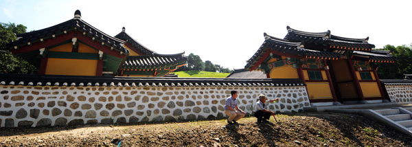 지난해 말 16억여원을 들여 새롭게 조성된 수원시 영통구 이의동에 위치한 혜령군묘역이 무허가 건축물로 방치되고 있다./ 최우창 기자 smicer@