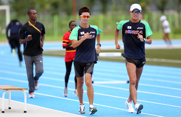 오는 28일 대구에서 열리는 2011 세계육상선수권대회 남자 20km 경보에 출전하는 한국의 김현섭(가운데)과 박칠성이 24일 오전 대구시 동구 율하동 선수촌 훈련장에서 훈련을 하고 있다./연합뉴스