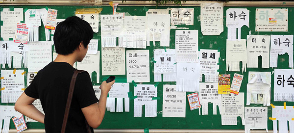 전세난 여파로 대학가 원룸 및 하숙집도 구하기가 하늘의 별따기이다. 28일 수원 성균관대학교 게시판에서 개강이 코앞으로 다가왔지만 아직 방을 구하지 못한 한 학생이 전·월세 및 하숙집의 전화번호를 저장하고 있다. /이준성 기자 oldpic316@