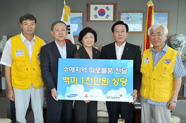 최근 포천시청 시정회의실에서 열린 '내고장 포천사랑 운동' 협약식에 참석한 기관장들이 건전한 기부문화 확산을 위한 협약을 체결한뒤 기념촬영을 하고 있다.