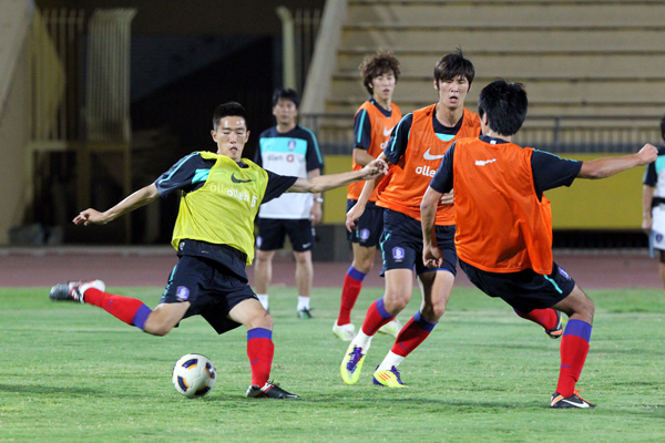 2014 브라질 월드컵 3차 B조 예선 2차전을 위해 4일 쿠웨이트에 도착한 월드컵 축구대표팀이 빠른 현지 적응을 위해 모함마드 알 하마드스타디움에서 1차 적응 훈련을 하고 있다./연합뉴스