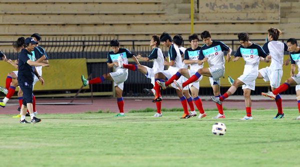 2014년 브라질 월드컵 3차 예선 2차전을 이틀 앞둔 5일 새벽 조광래 감독이 이끄는 축구대표팀이 쿠웨이트 수도인 쿠웨이트시티의 모함마드 알 하마드 스타디움에서 이틀째 현지 적응 훈련을 하고 있다./연합뉴스