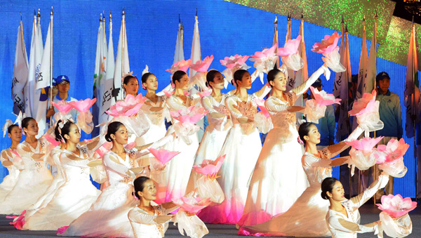 제92회 전국체전을 하루 앞둔 5일 고양시 일산 호수공원 개막식 리허설에서 연꽃을 든 무희들이 아름다운 선율에 맞춰 선녀같은 몸짓을 선보이고 있다. /특별취재팀