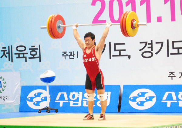 6일 고양 킨텍스에서 열린 제92회 전국체육대회 역도 남자일반부 62kg급 용상에서 지훈민(고양시청)이 168kg을 들어 대회신기록을 수립하고 있다. 지훈민은 이날 인상과 합계에서도 1위에 올라 대회 첫 3관왕이 됐다./특별취재팀