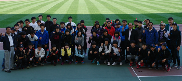 제92회 전국체육대회에서 종목우승 20연패라는 대기록에 도전하는 경기도 육상선수단이 선전을 다짐하며 파이팅을 외치고 있다./특별취재팀