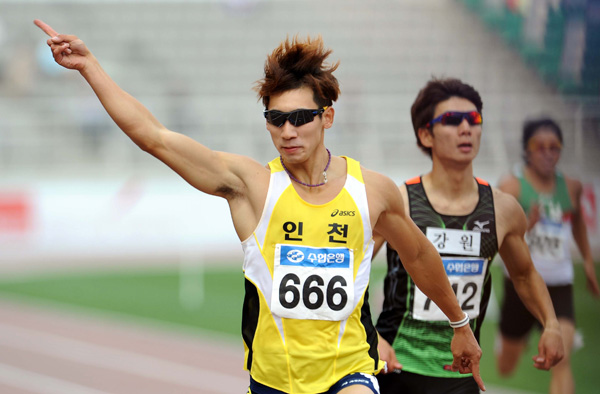 제92회 전국체육대회 4일째인 9일 고양종합운동장에서 열린 육상 남자일반부 200m 결승에서 여호수아(인천)가 1위로 골인하며 환호하고 있다. 여호수아는 전날 100m 우승에 이어 대회 2관왕을 차지했다./이준성기자 oldpic316@