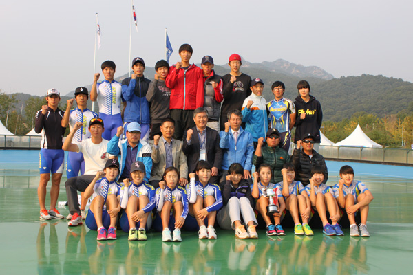 9일 안양시롤러경기장에서 막을 내린 제92회 전국체육대회 롤러에서 종목우승 6연패를 달성한 경기도롤러선수단이 우승컵을 들고 기념촬영을 하고 있다.