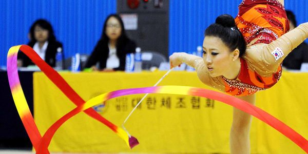 제92회 전국체육대회 리듬체조 여자 대학부 경기에서 경기도 대표로 출전한 김윤희(세종대)가 아름다운 몸짓으로 리본을 이용해 연기하고 있다. 김윤희는 이날 경기에서 4종목 합계 101.550을 기록해 2006년부터 지난해까지 5년 연속 전국체전 우승을 차지해왔던 신수지(101.225점)를 0.325점 차로 꺾고 금메달을 획득했다./특별취재팀