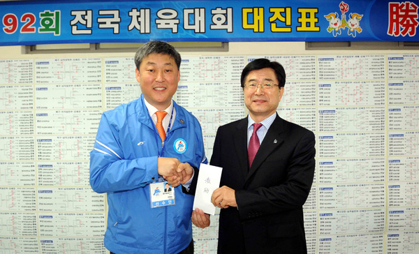 본지 심재인 사장이 10일 재92회 전국체육대회가 열리고 있는 고양종합운동장 경기도선수단 상황실을 방문, 이태영 총감독(경기도체육회 사무처장)에게 격려금을 전달하며 종합우승 10연패 확정을 축하하고 있다./특별취재팀