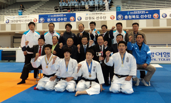 제92회 전국체육대회 폐막을 하루 앞둔 11일 고양종합운동장에서 끝난 육상종목에서 13년 연속 종목우승을 차지한 경기도 유도선수단이 우승컵을 들고 기뻐하고 있다./특별취재팀