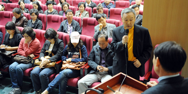 12일 오후 수원아이파크시티입주자들이 부실시공 관련 민원을 제기하기 위해 시청 방문, 대강당에서 한 입주자가 시청 관계자에 부실시공 관련 불만을 토로하고 있다. /최우창 기자 smicer@