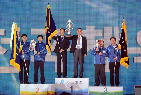 경기도가 제92회 전국체육대회에서 종합우승 10연패를 달성한 가운데 경기도선수단 이태영 총감독이 우승컵을 높이 들고 승리를 자축하고 있다./특별취재팀