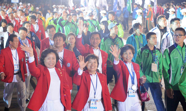 12일 오후 고양시 일산호수공원에서 일주일간의 대장정을 성황리에 마치고 마지막 공식행사가 열린 제92회 전국체육대회 폐회식에서 선수단과 자원봉사자들
이 손을 흔들며 선수단과 관중들에게 마지막 인사를 하고 있다. /특별취재팀