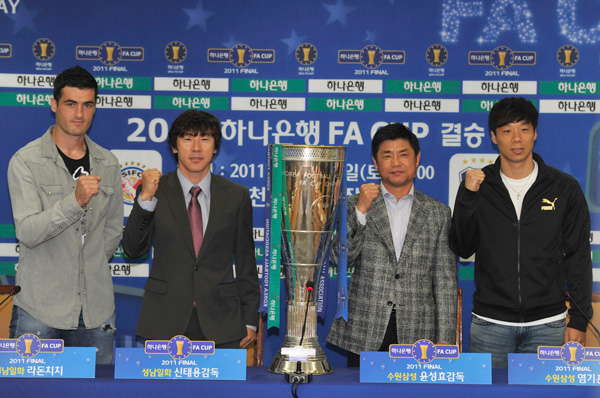 오는 15일 성남 탄천종합운동장에서 열리는 2011 하나은행 FA CUP 결승전을 앞두고 수원 블루윙즈 윤성효 감독과 성남 일화 신태용 감독이 승리를 자신하며
사진촬영을 하고 있다. 왼쪽부터 라돈치치, 신태용 감독, 윤성효 감독, 염기훈. /제공=대한축구협회