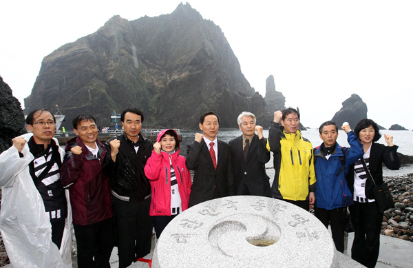 지난 14일 오후 대한민국 동쪽 끝 독도에서 김상곤 경기도 교육감과 고붕주 제2청사 부교육감, 이관주 교육국장 등 교육청 관계자들이 영토주권 수호와 동북아 평화를 위한 '경기교육 독도 선언'을 마친 뒤 파이팅을 외치고 있다. /사진공동취재단