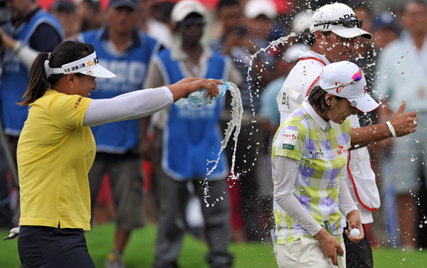 16일 말레이시아 쿠알라룸푸르골프장에서 열린 미국여자프로골프(LPGA) 투어 사임 다비 대회에서 우승하며 한국(계) 선수 통산 100번째 LPGA 대회 우승의
주인공이 된 최나연(오른쪽 앞)이 동료들로부터 물세례를 받으며 기뻐하고 있다. /연합뉴스