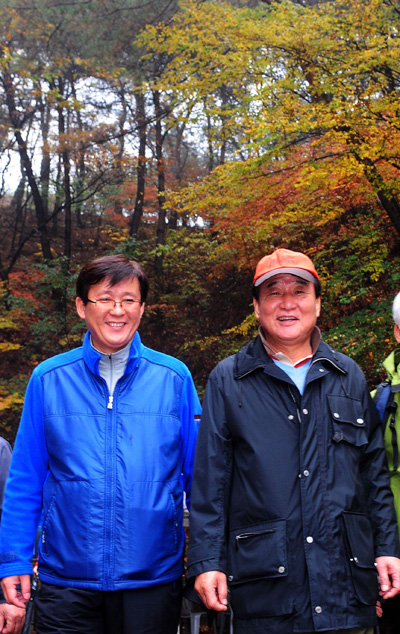 지난 29일 양평 용문산에서 열린 ‘2011 청산회 가을 산행’행사에서 서청원 전 미래희망연대 대표(오른쪽)와 박세호 경기신문 대표이사가 이야기를 나누고 있다./이준성 기자 oldpic316@