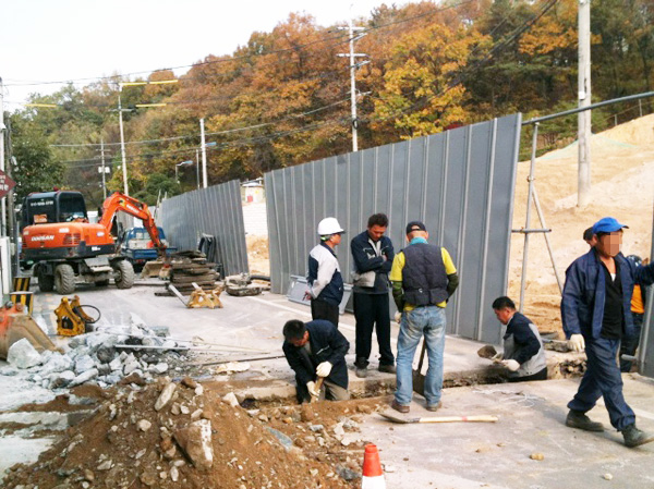 2일 수원시 경수대로 일대에서 시공사측이 주민들에게 통보 없이 도로를 폐쇄하고 공사를 강행하고 있다.
