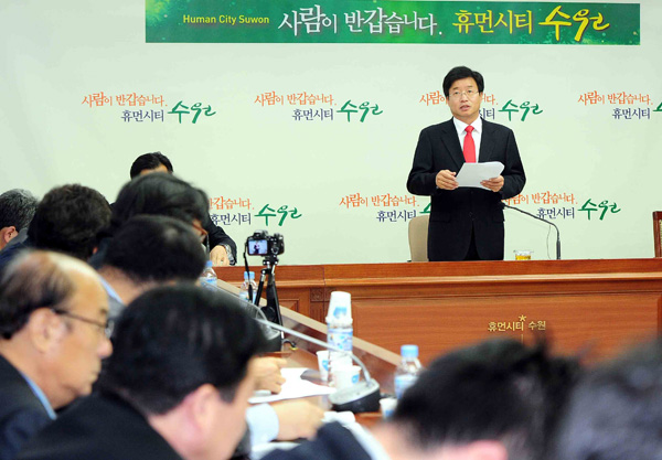  16일 오전 수원시청 상황실에서 염태영 수원시장이 ‘재개발·재건축 수원정책’에 대해 기자회견을 열고 내용을 발표하고 있다. /이준성 기자 oldpic316@