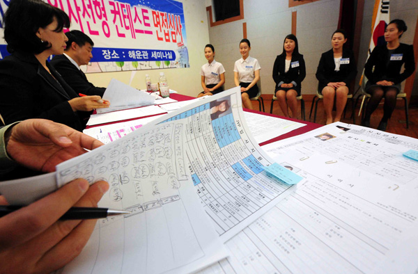  


17일 오후 수원동남보건대학 취업지원과에서 열린 ‘2011 입사전형 컨테스트’에서 단정한 복장을 차려입은 예비 취업생들이 면접을 보고 있다. /이준성 기자