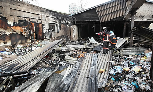 일 오전 진화작업을 벌이던 소방관 2명이 순직한 경기도 평택시 서정동의 가구전시장 화재 현장. 이날 화재로 송탄소방서 119구조대 소속 이재만(40) 소방장과 한상윤(32) 소방교가 순직했다. /연합뉴스