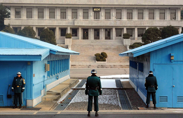  북한 김정일 국방위원장의 영결식이 열린 28일 오전 판문점에서 남·북한 병사들이 삼엄한 분위기 속에서 경계를 서고 있다. /이준성 기자