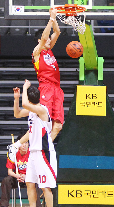 21일 오후 고양실내체육관에서 열린 2011~2012 프로농구 고양 오리온스와 안양 KGC인삼공사의 경기에서 오리온스 최진수가 덩크슛하고 있다./연합뉴스