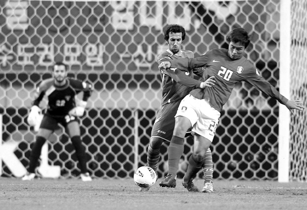 29일 오후 서울월드컵경기장에서 열린 2014 브라질 월드컵 아시아 지역 3차 예선 B조 쿠웨이트와 경기에서 쿠웨이트 수비수가 이동국을 집중마크 하고 있다./연합뉴스