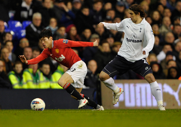 4일(현지시간) 영국 런던의 화이트 하트 레인 경기장에서 열린 2011~2012 잉글랜드 프로축구 프리미어리그 27라운드 맨체스터 유나이티드와 토트넘의 경기에서 후반 교체투입된 맨유의 박지성(왼쪽)이 토트넘의 니코 크란차르와 볼을 다투고 있다./연합뉴스