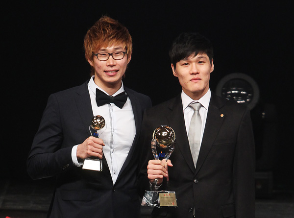 9일 오후 서울 서초구 양재동 교육문화회관에서 열린 '2011~2012 KB국민카드 프로농구 시상식'에서 MVP를 수상한 원주 동부의 윤호영(오른쪽)과 신인 선수상을 수상한 안양 KGC 윤호영이 포즈를 취하고 있다./연합뉴스
