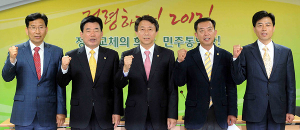  12일 오전 수원 민주통합당 경기도당 회의실에서 열린 기자회견에서 조정식 위원장(가운데)과 수원, 용인지역 당선자들이 19대 국회에서 민심을 위한 정치를 할 것을 다짐하며 파이팅을 외치고 있다.(좌측부터 신장용 수원 을, 김진표 수원 정, 조정식 시흥 을, 이찬열 수원 갑, 김민기 용인 을 이상 19대 국회의원 당선자)