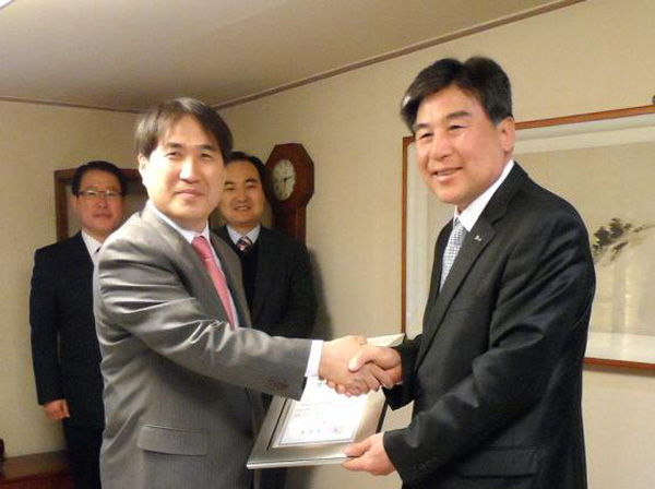 오세창(오른쪽) 동두천시장이 주한미군기지이전지원단 민용기 부단장에게 명예시민 증서를 전달하고 있다.
