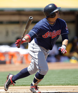 22일 미국 캘리포니아주 오클랜드 콜리시움에서 열린 미국 프로야구 메이저리그 클리블랜드 인디언스와 오클랜드 애슬레틱스의 경기에서 클리블랜드 추신수가 1회초 2루타를 기록하고 있다./연합뉴스