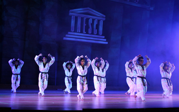 태권도 넌버벌 퍼포먼스(비언어공연)인 '탈(TAL)'이 23일 밤(현지시간) 프랑스 파리의 유네스코 본부에서 공연됐다. 태권도를 선보이고 있는 공연팀의 모습./연합뉴스