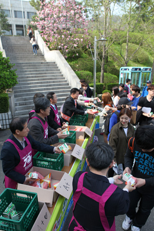 24일 한신대 중앙도서관 앞에서 채수일 총장, 박경철 학생처장을 비롯한 보직 교수들이 중간고사를 앞둔 학생들에게 샌드위치와 음료를 전달하고 있다.
