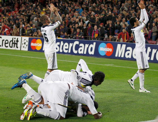 25일 스페인 바르셀로나의 캄프 누에서 열린 유럽축구연맹(UEFA) 챔피언스리그 4강 2차전 첼시(잉글랜드)와 FC바르셀로나(스페인)의 경기에서 2-2로 무승부를 기록하며 1,2차전 합계 3-2로 결승진출을 확정한 첼시 선수들이 기뻐하고 있다./연합뉴스