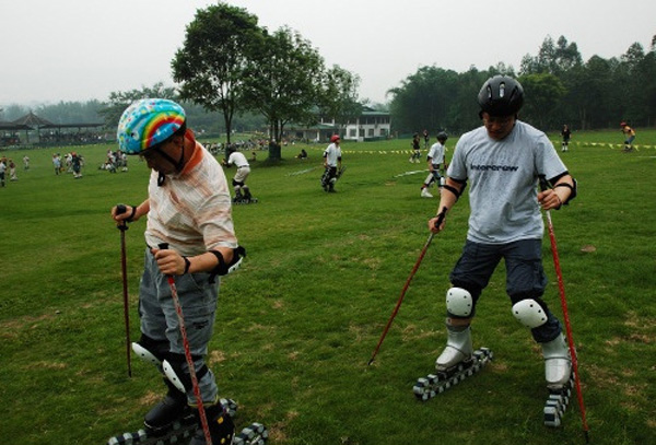 눈이 쌓인 슬로프 대신 잔디 위에서 즐기는 잔디스키는 계절에 구애받지 않고 즐길 수 있는 장점이 있다. 스키 동호인들이 캐터필러 스키를 이용한 잔디스키를 즐기고 있다./제공=대한스키협회