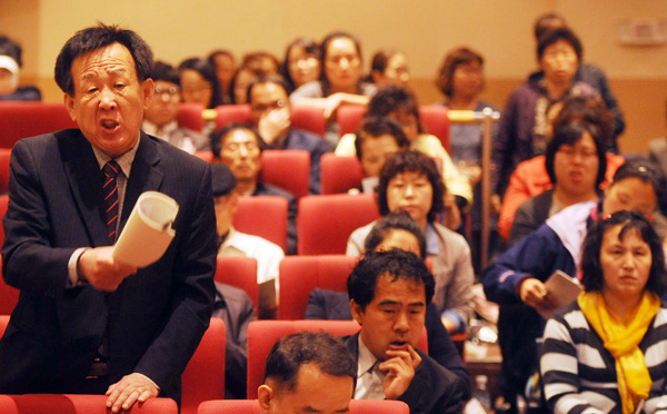 25일 오전 수원시 화성홍보관에서 열린 화성행궁 2단계 복원에 따른 신풍초등학교 관련 공청회에 참석한 한 학부모가 신풍초 이전에 대해 난색을 표하고 있다. /최우창 기자 smicer@