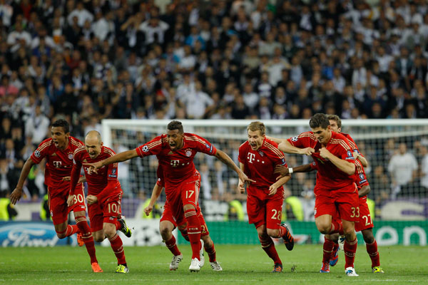 26일 스페인 마드리드 산티아고 베르나베우에서 열린 2011~2012 유럽축구연맹(UEFA) 챔피언스리그 4강 2차전 바이에른 뮌헨과 레알 마드리드의 경기에서 레알 마드리드에 1-2로 패해 1,2차전 합계 3-3으로 승부를 가리지 못한 뮌헨 선수들이 승부차기 끝에 3-1로 승리한 뒤 환호하고 있다./연합뉴스