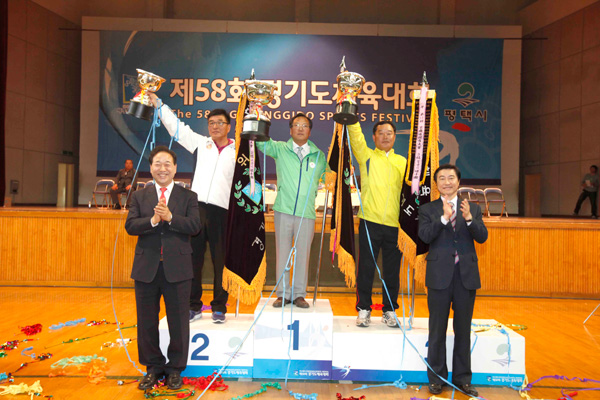 3일 평택 청소년문화센터 체육관에서 열린 제58회 경기도체육대회 폐회식에서 수원시 등 1부 입상 선수단이 시상식 후 우승기와 우승컵을 들고 이재율 도 경제부지사, 김선기 평택시장과 기념촬영을 하고 있다./사진제공=경기도체육회