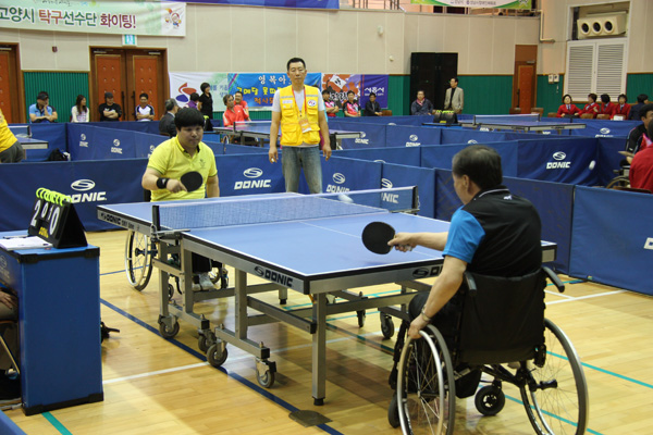 15일 평택 국제대학 체육관에서 열린 제2회 경기도장애인체육대회 탁구 남자 TT-3 8강전에서 김춘봉(용인시)과 김영수(안양시)가 경기를 하고 있다. 김춘봉이 세트스코어 3-2로 승리했다./제공=경기도장애인체육회