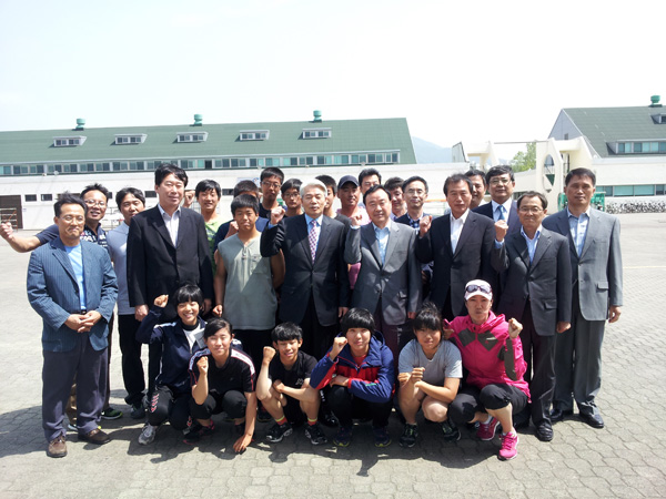 경기도교육청 북부청사 고붕주 부교육감이 15일 하남 미사리 카누경기장을 방문, 오는 26일부터 경기도에서 개최되는 제41회 전국소년체육대회에 출전할 경기도카누선수단 격려한 뒤 기념촬영을 하고 있다./제공=경기도교육청 북부청사