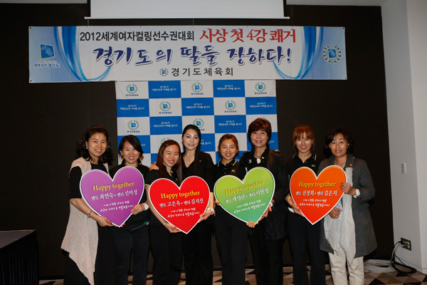 15일 수원시내 모 음식점에서 진행된 경기도체육회 여성이사-경기도체육회 소속 여자컬링팀 간의 멘토-멘티 결연식에서 여성이사와 컬링팀이 기념촬영을 하고 있다./제공=경기도체육회