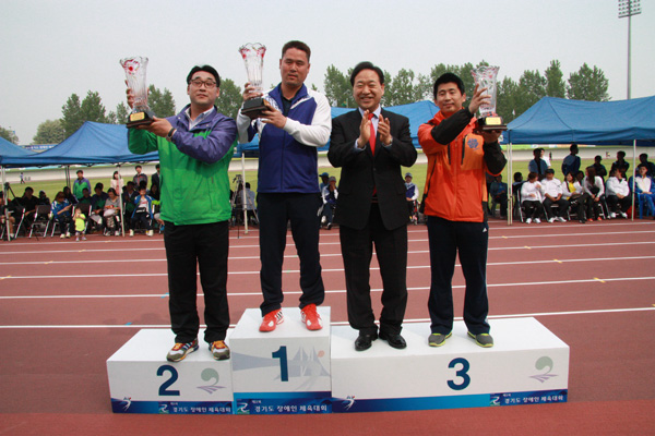 16일 평택 소사벌레포츠타운에서 열린 제2회 경기도장애인체육대회 폐회식에서 종합우승을 차지한 의정부시와 종합 2위를 차지한 용인시, 종합 3위를 차지한 고양시 선수단 대표와 김선기 평택시장이 기념촬영을 하고 있다./제공=경기도장애인체육회